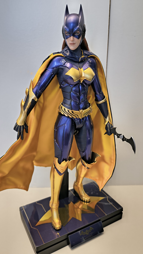 BATGIRL (Purple and Gold Version) Exclusive 1/6 Scale figure VGM65 - BATMAN : ARKHAM KNIGHT - HOT TOYS – Image 7